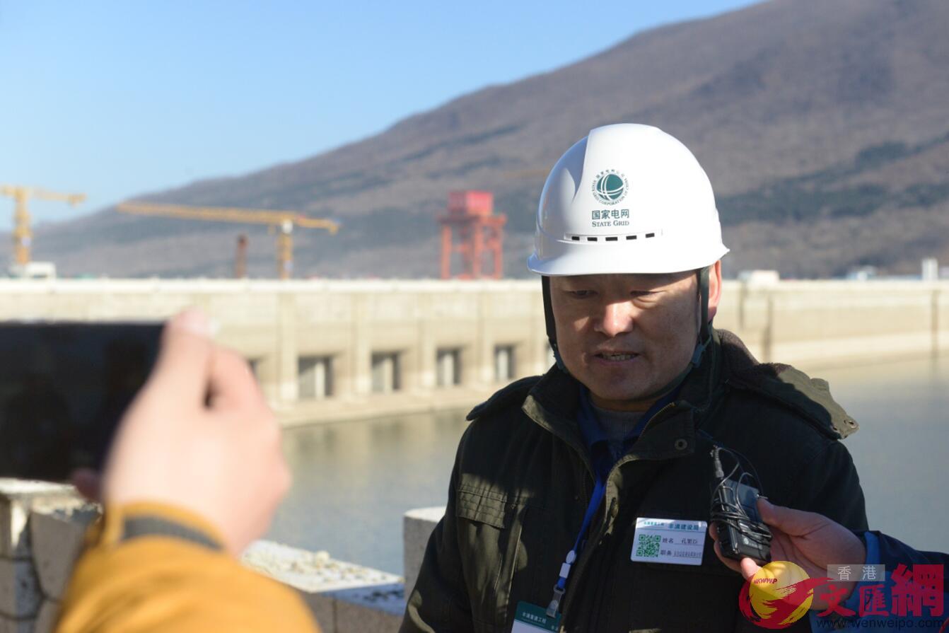 豐滿大壩重建工程安質部主任孔繁臣接受採訪講述大壩重建情況。(本網記者盧冶攝) 
