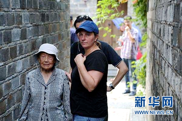 美國導演瓦妮薩E羅思與南京大屠殺倖存者夏淑琴老人在m女孩與影像n拍攝現場C