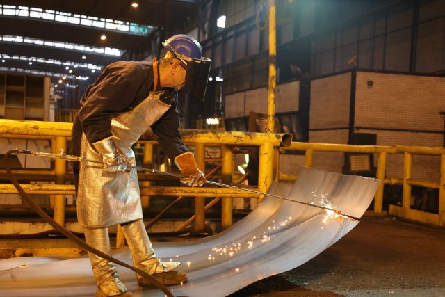 在塞爾維亞河鋼(塞爾維亞)鋼鐵有限公司的廠區內A一名工人在切割鋼板(2017年2月21日攝)C新華社