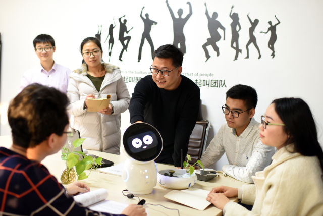在河北省衡水市桃城區創新創業孵化基地A創業團隊的創業者就智能機器人研發進行交流(2017年12月29日攝)C新華社