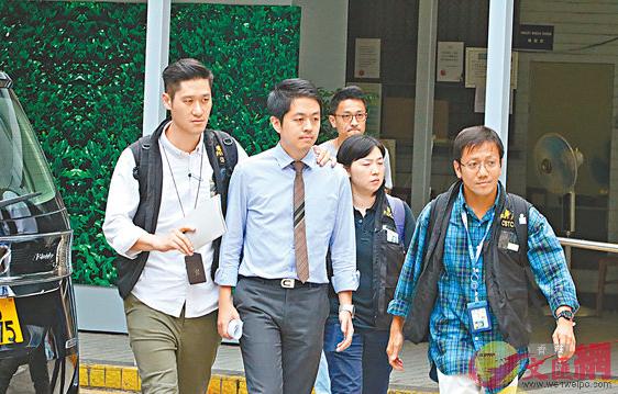 許智峯(左二)在立法會內強搶他人手機被捕¡A獲准保釋(文匯報資料圖) 許智峯(左二)在立法會內強搶他人手機被捕¡A獲准保釋(文匯報資料圖)