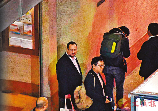 12月11日晚上A凱大熊(左一)離開u港獨v聚會現場C 香港文匯報記者張得民 攝