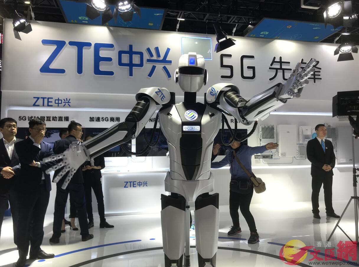 資料圖G印有中國移動B中興通訊B路邦動力標誌的5G機器人C敖敏輝攝 