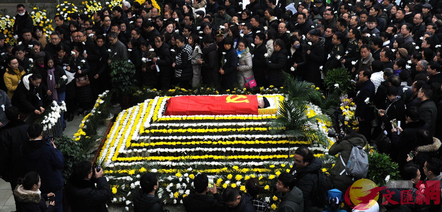 2018年12月19日A二月河追悼會在河南省南陽市殯儀館舉行]河南傳真^
