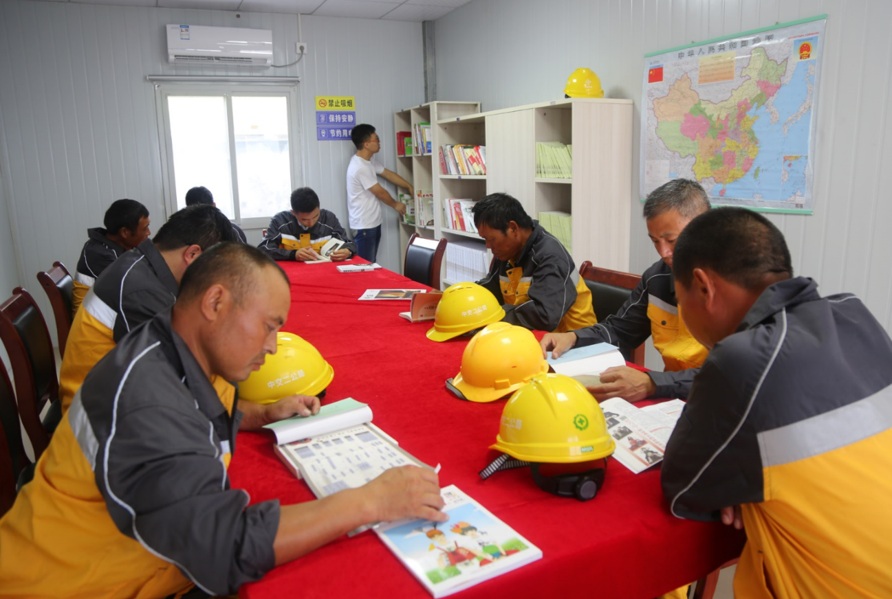 深圳地鐵與中國交建結合產業工人的切實訴求A在荔山公園南側建立了幸福小鎮A改善和提升工人的生活居住條件C