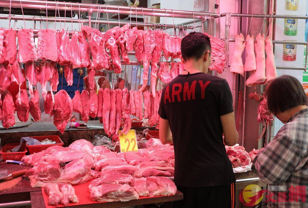 非洲豬瘟蔓延至廣東省C香港業界人士許偉堅表示A香港肉枱豬肉百分百安全C圖為香港豬肉鋪