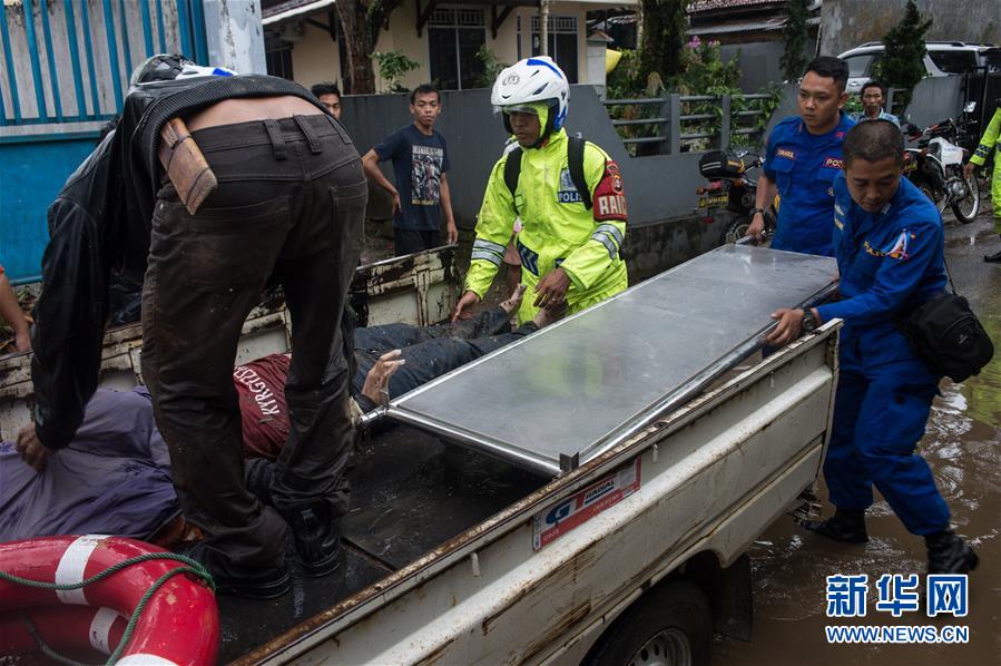 12月23日A在印度尼西亞萬丹省板底蘭A救援人員在運送遇難者遺體C 印度尼西亞抗災署23日晚說A該國西部巽他海峽22日晚發生的海嘯造成的遇難者人數已升至222人C新華社