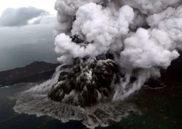 u喀拉喀托之子v火山持續噴出火山灰]網絡圖片^