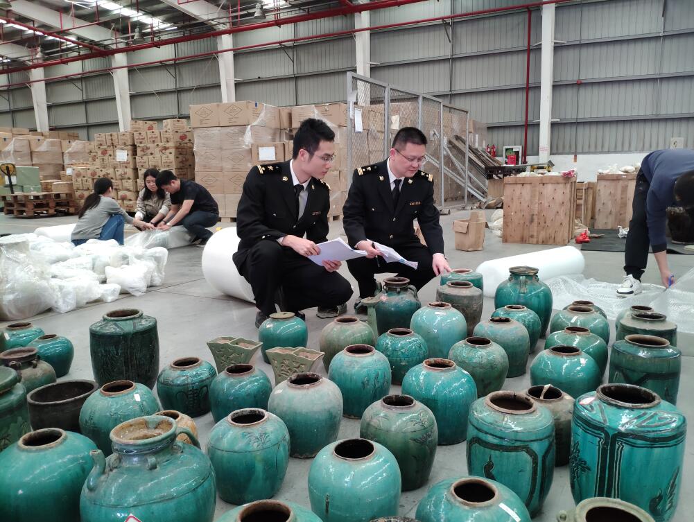 深圳海關關員移交罰沒文物�]受訪者提供�^