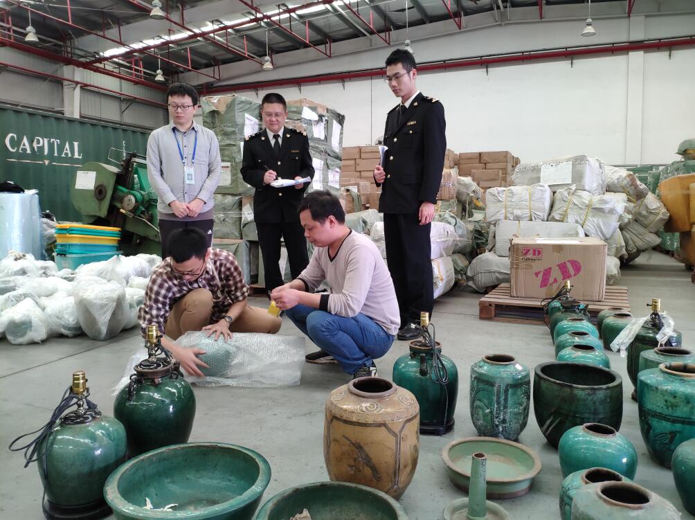 深圳海關關員清點移交文物�]受訪者提供�^