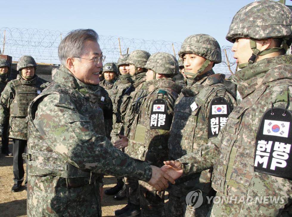 文在寅視察哨所，與官兵握手。(韓聯社)