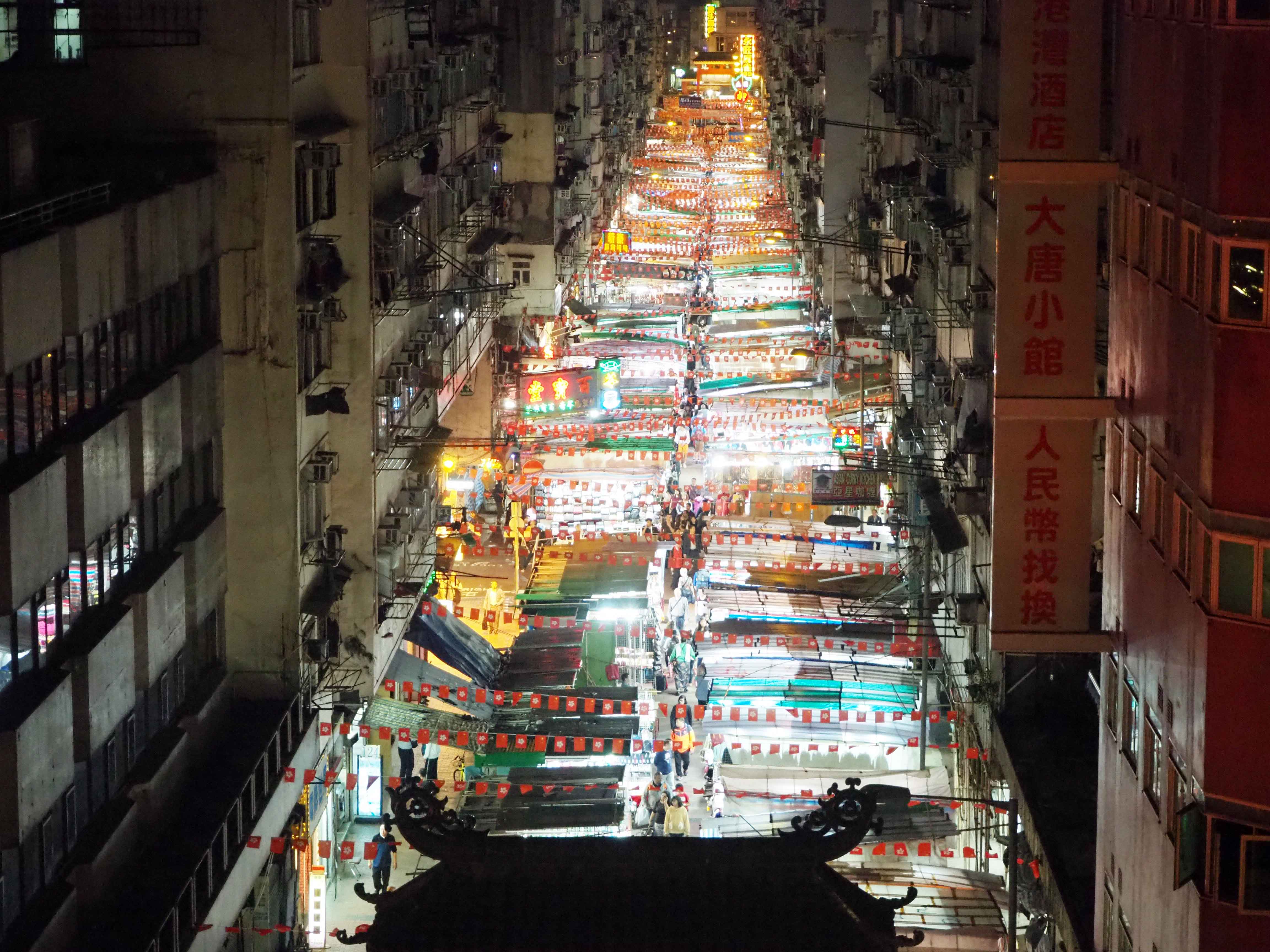 圖為12月27日�A華燈初上的旺角街頭�C