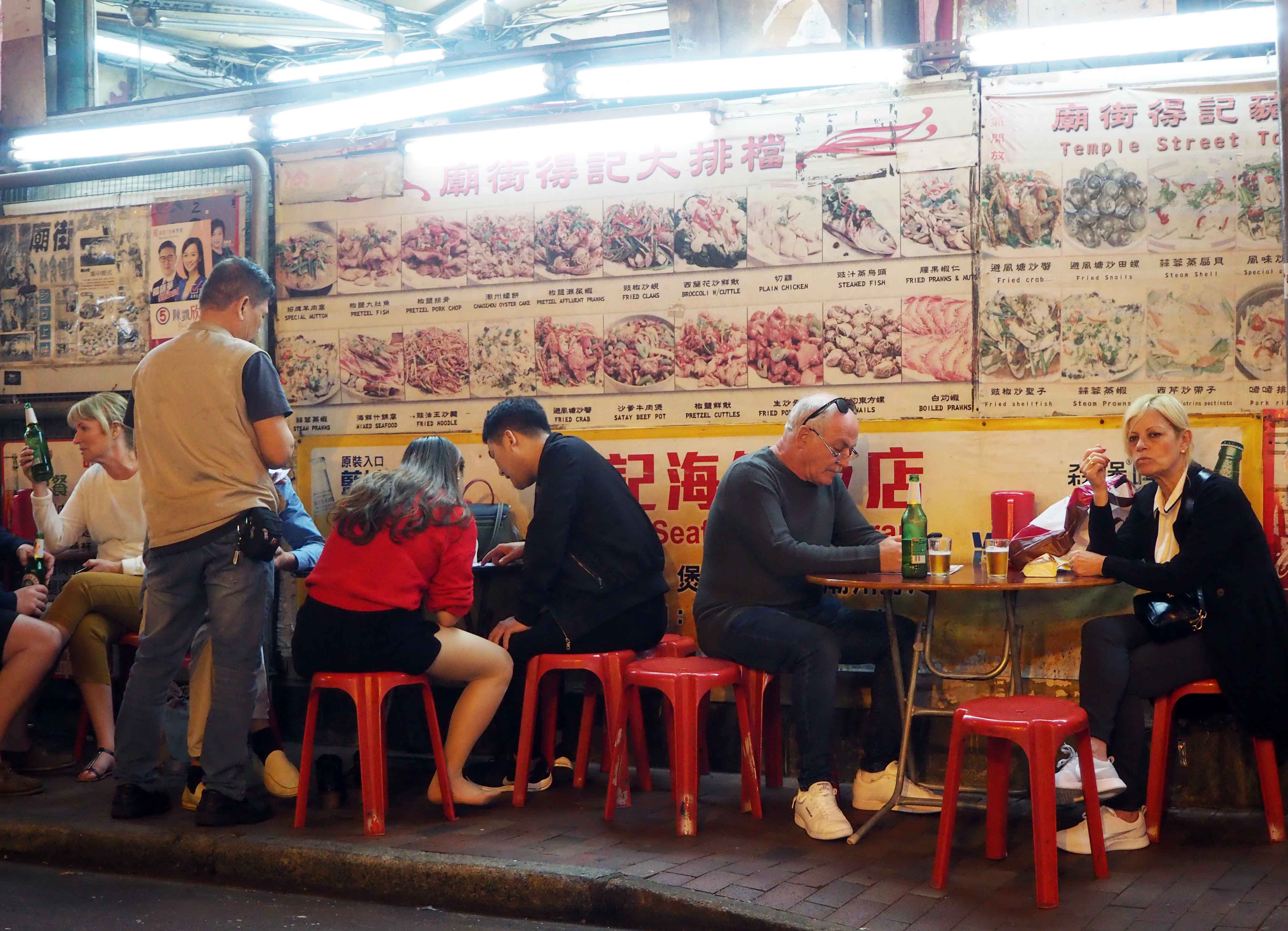 圖為12月27日�A華燈初上的旺角街頭�C