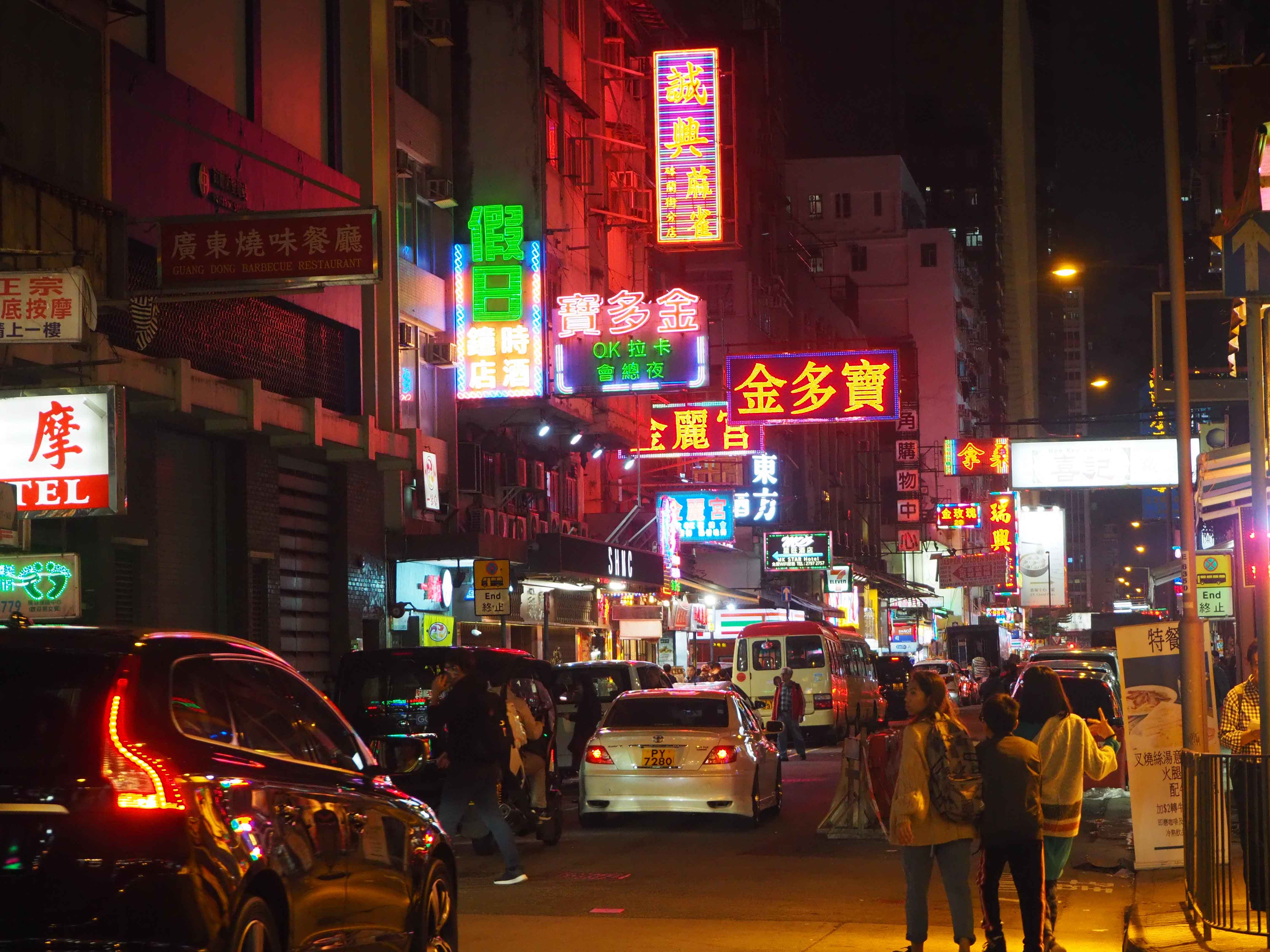 圖為12月27日�A華燈初上的旺角街頭�C