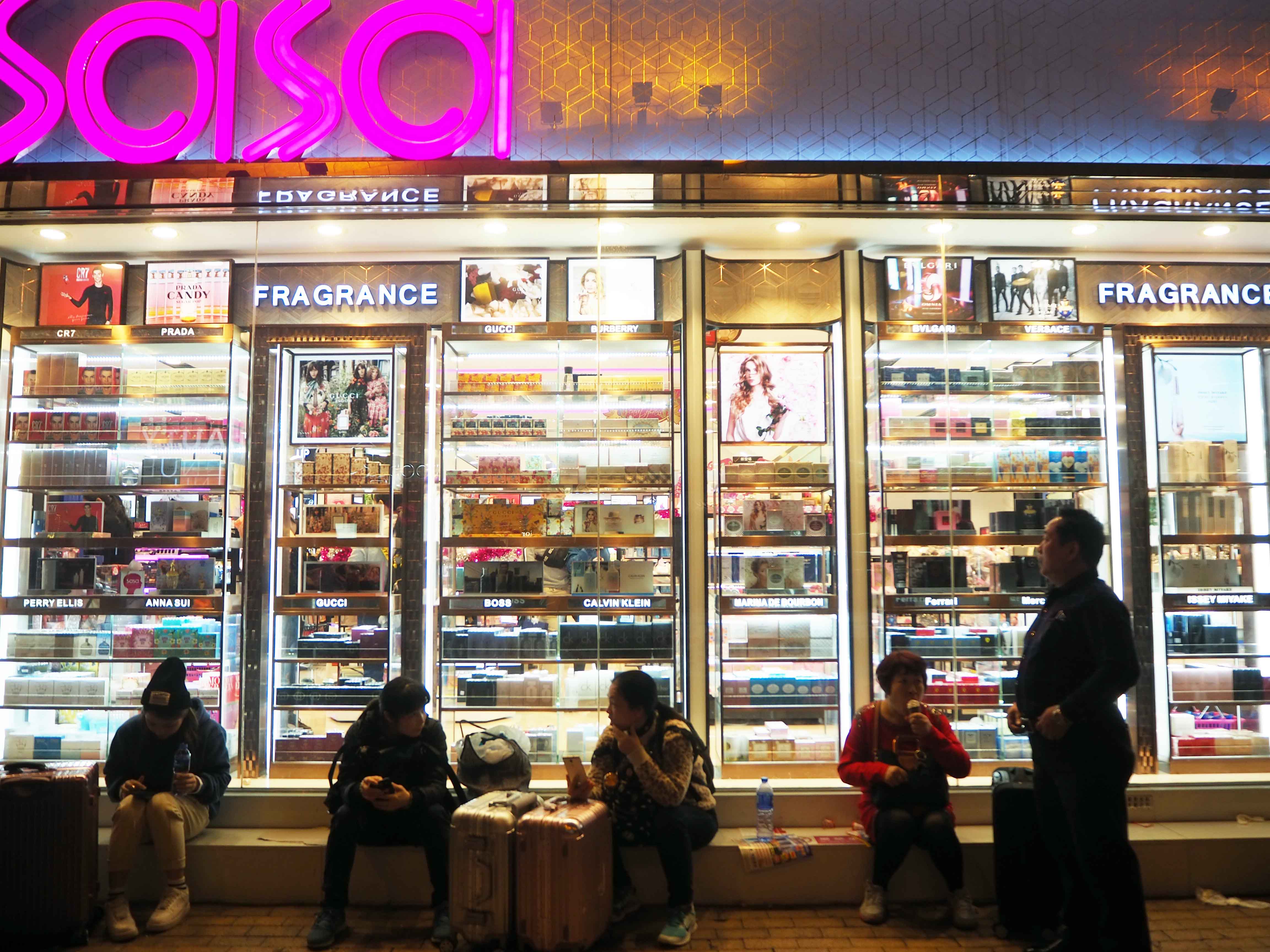 圖為12月27日�A華燈初上的旺角街頭�C