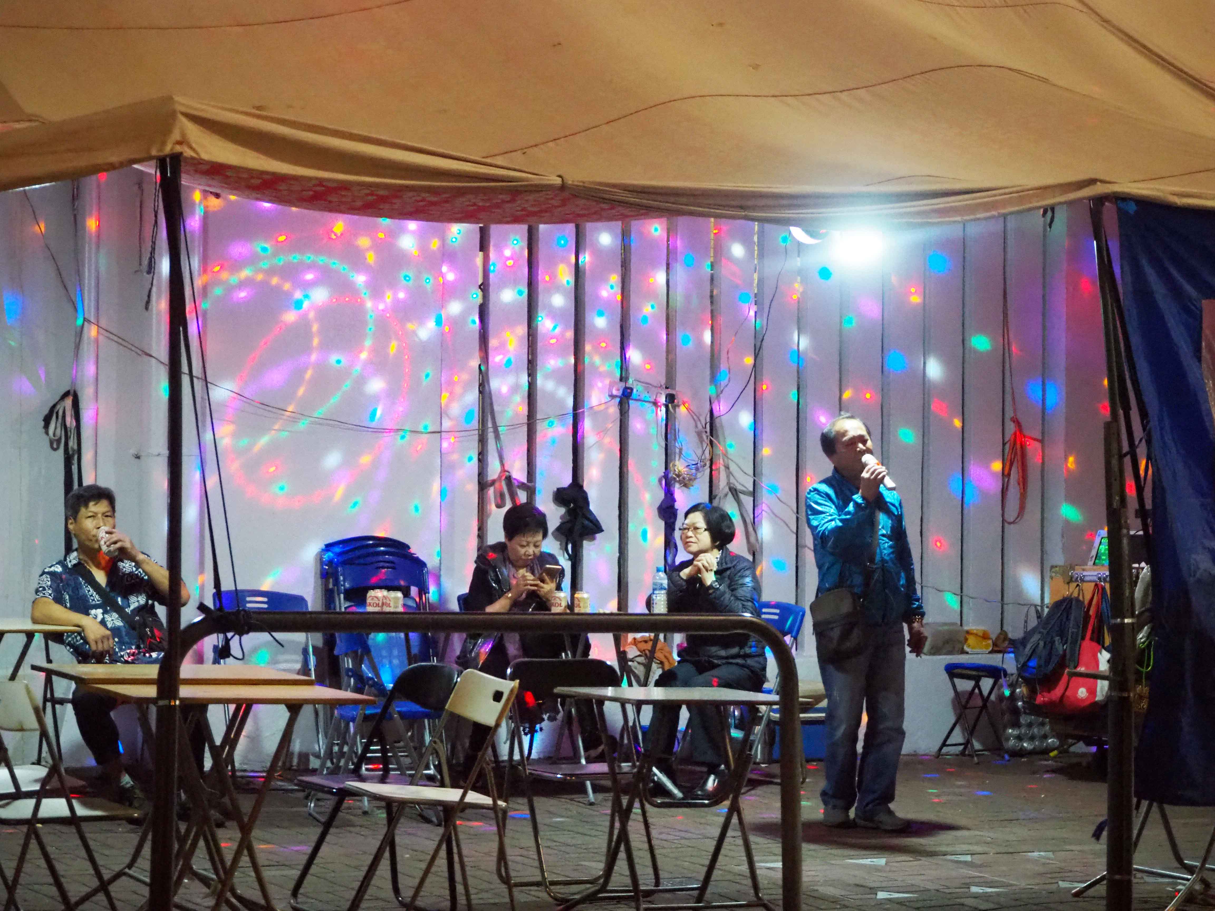 圖為12月27日�A華燈初上的旺角街頭�C