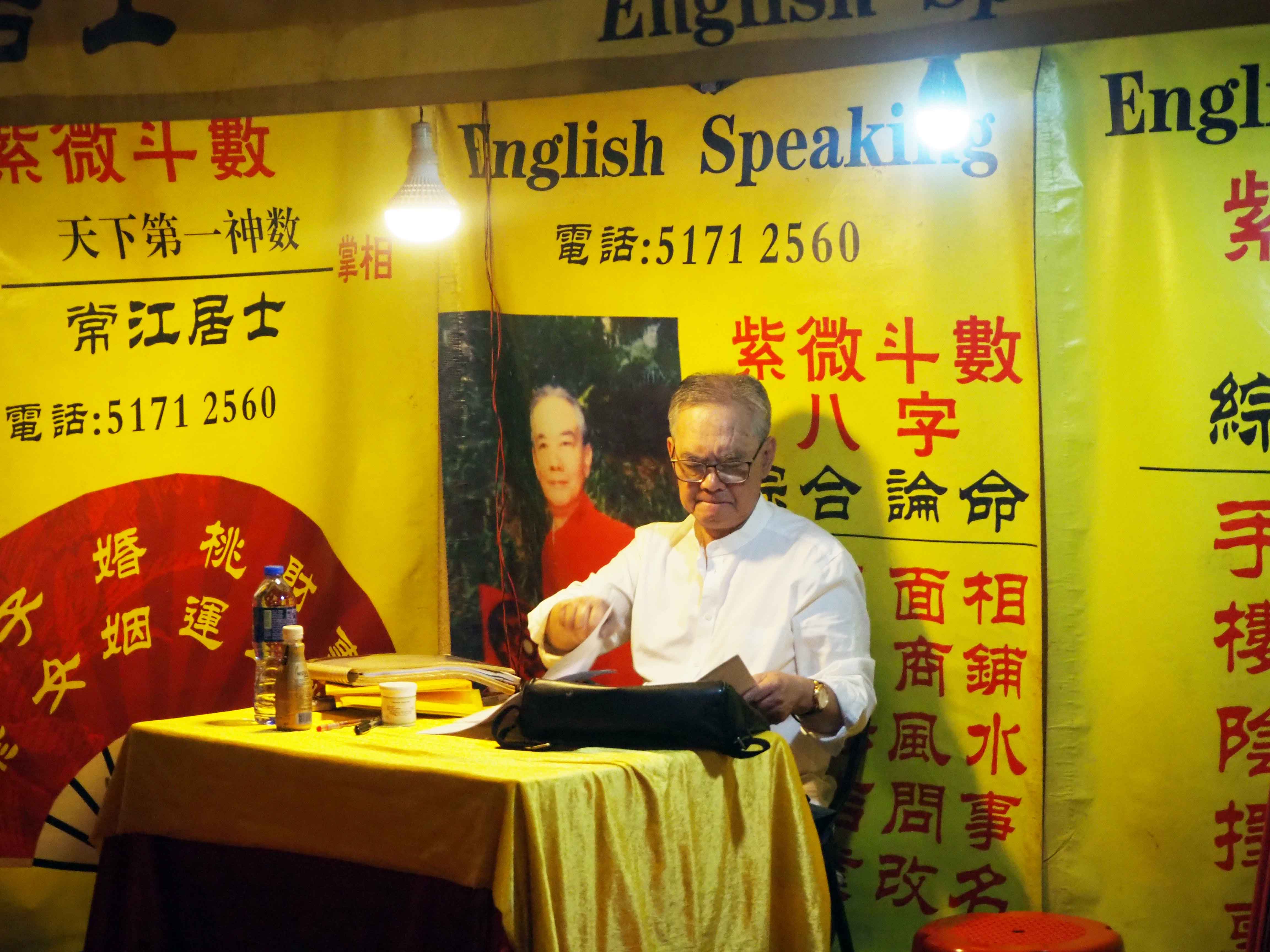 圖為12月27日�A華燈初上的旺角街頭�C