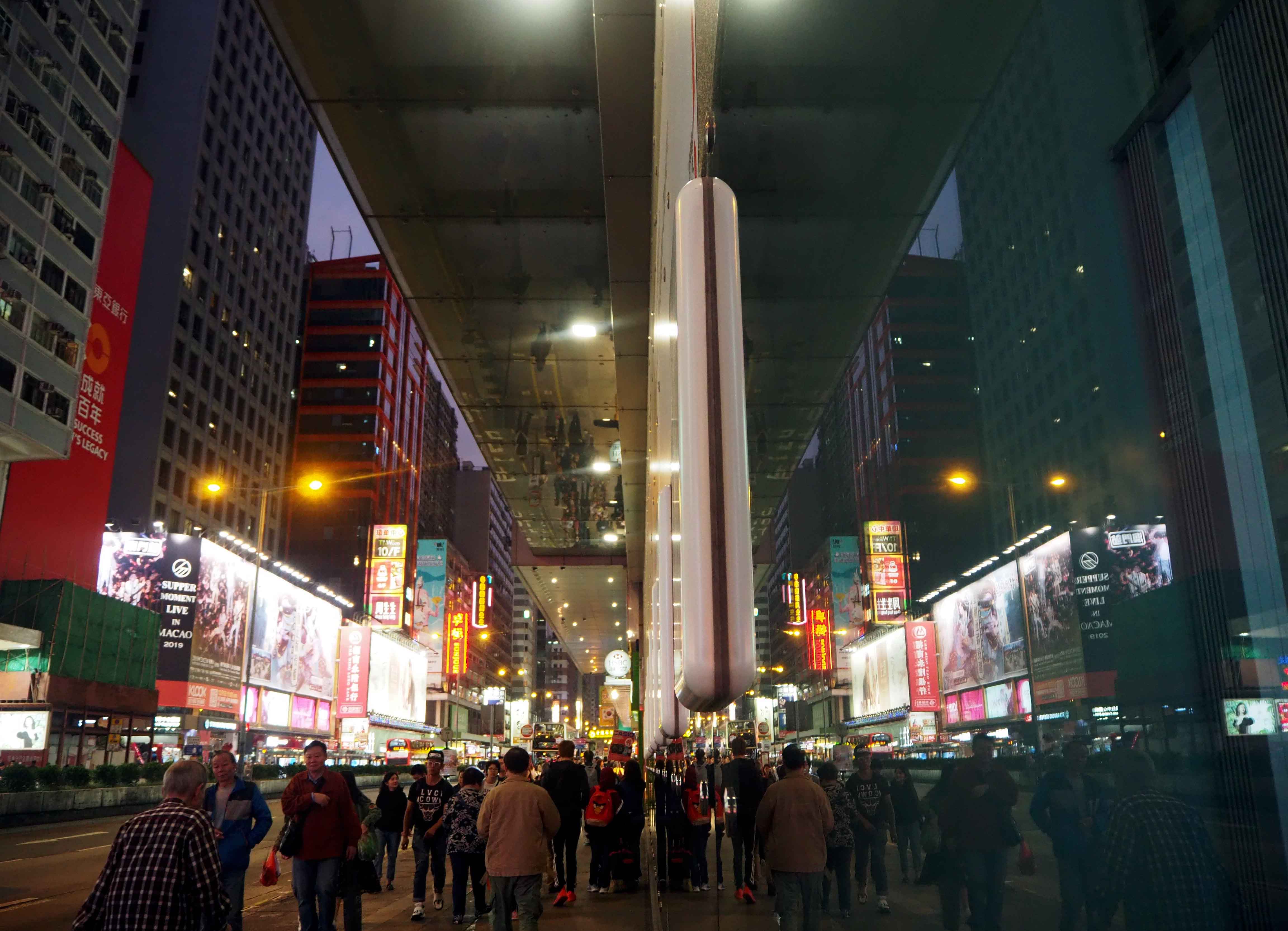 圖為12月27日�A華燈初上的旺角街頭�C