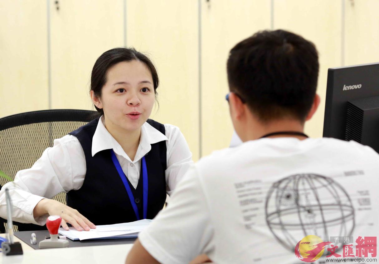  深圳市公积金中心业务办事大厅 记者 郭若溪摄