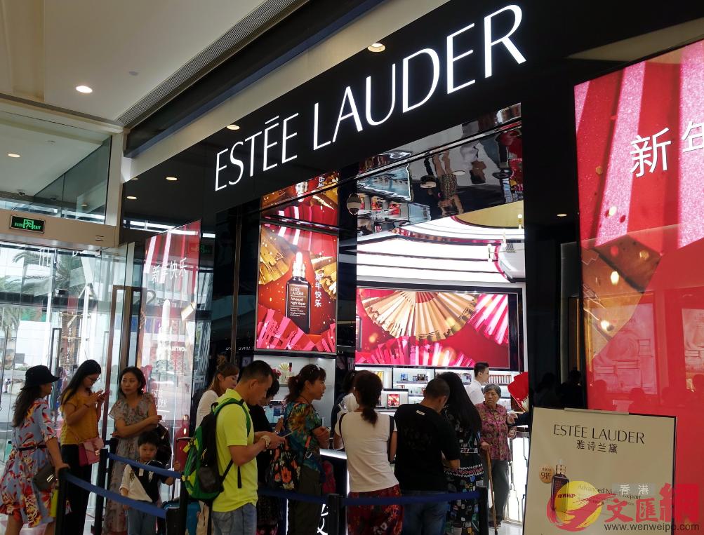 離島免稅吸引遊客(何玫攝影)