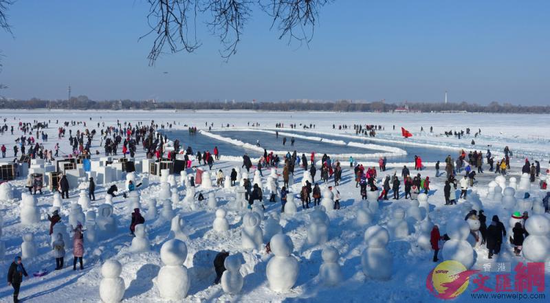 松花江畔雪人開大會(記者 王欣欣 攝)