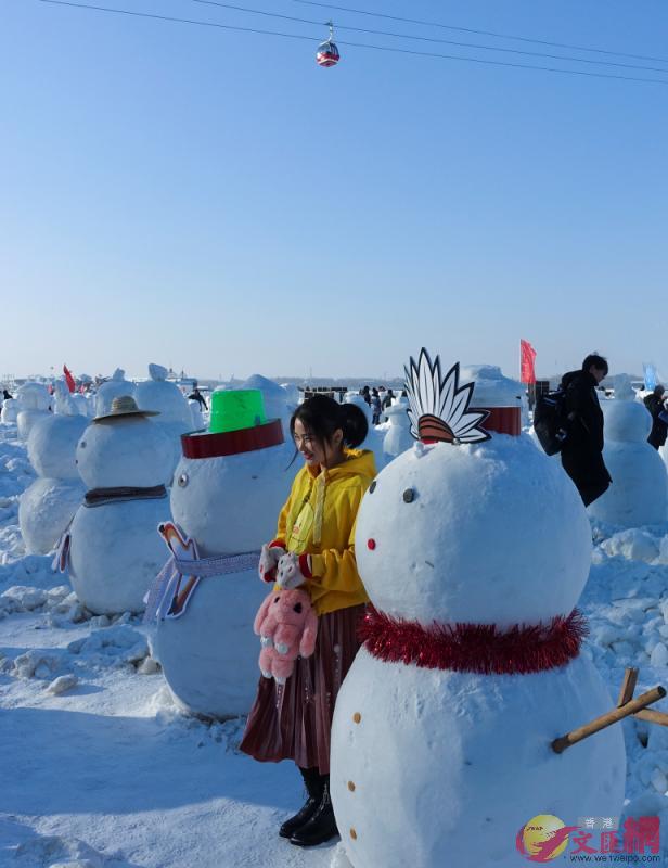 遊客忙著跟喜歡的雪人造型合影(記者 王欣欣 攝)