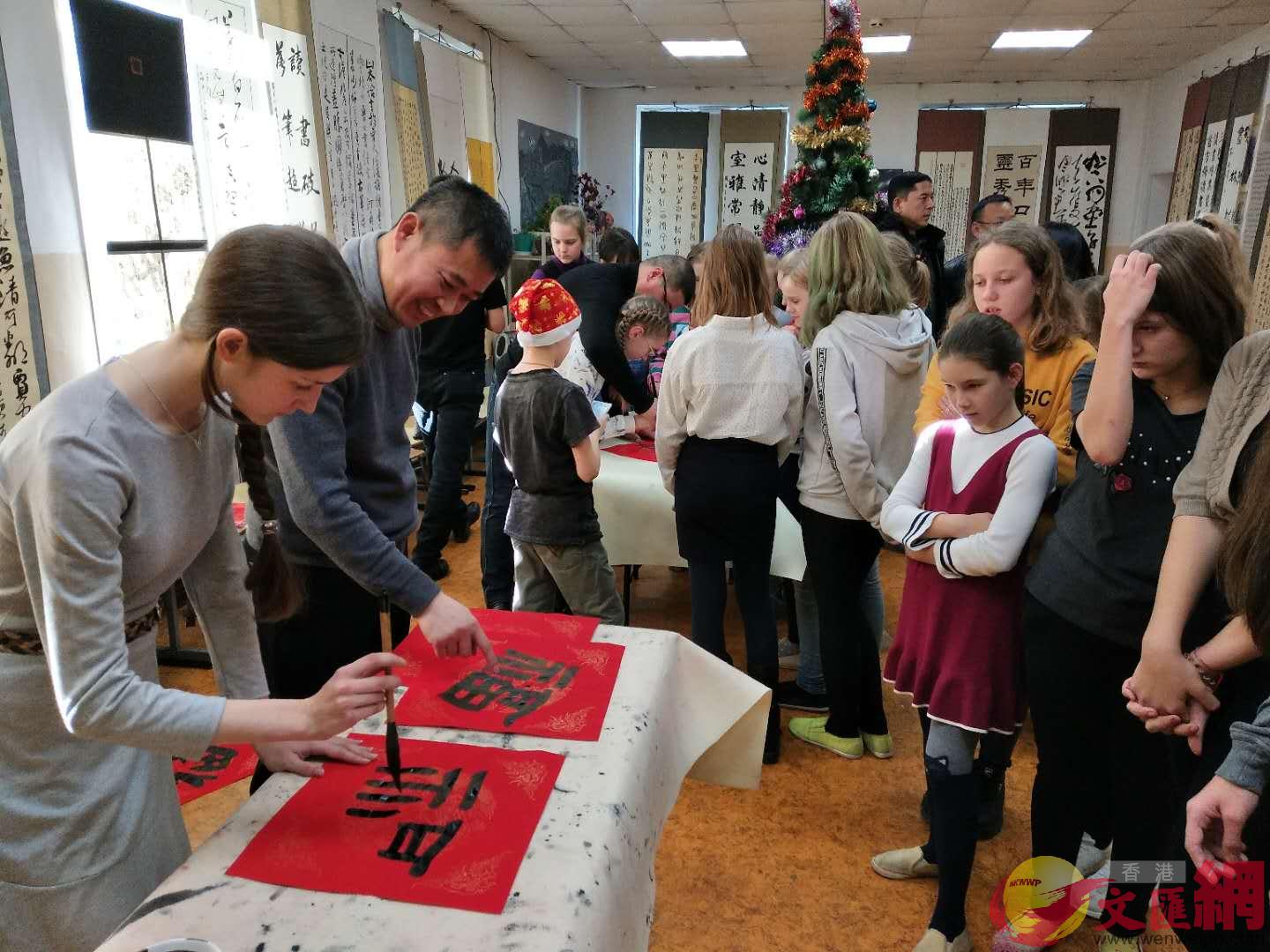 中國藝術家教俄羅斯孩子親手寫福字A大受歡迎C]受訪者提供^