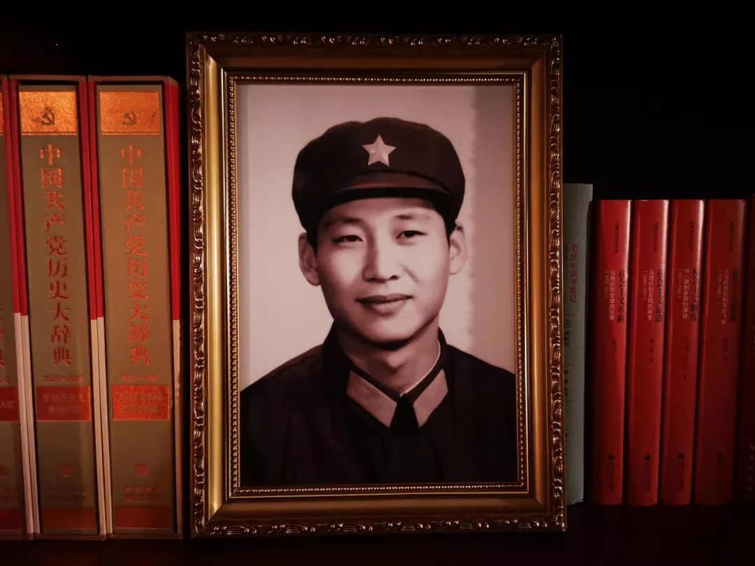 還有這張照片A已經多次出現在習主席的書架上C這是他在青年時代的軍裝照C