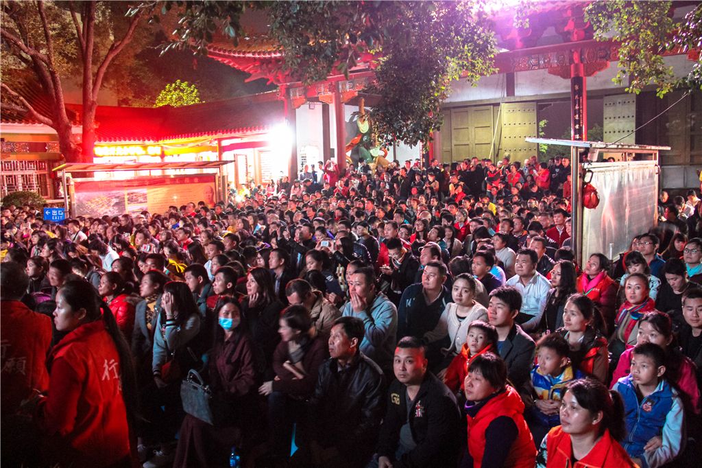 深圳市民來到弘法寺祈福A祈禱新一年一切平順 ]資料圖^