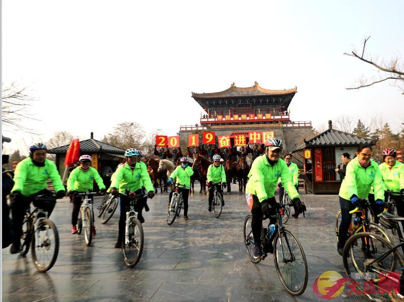 河南民眾通過騎馬B騎自行車大巡遊迎接新年]馮雷 攝^