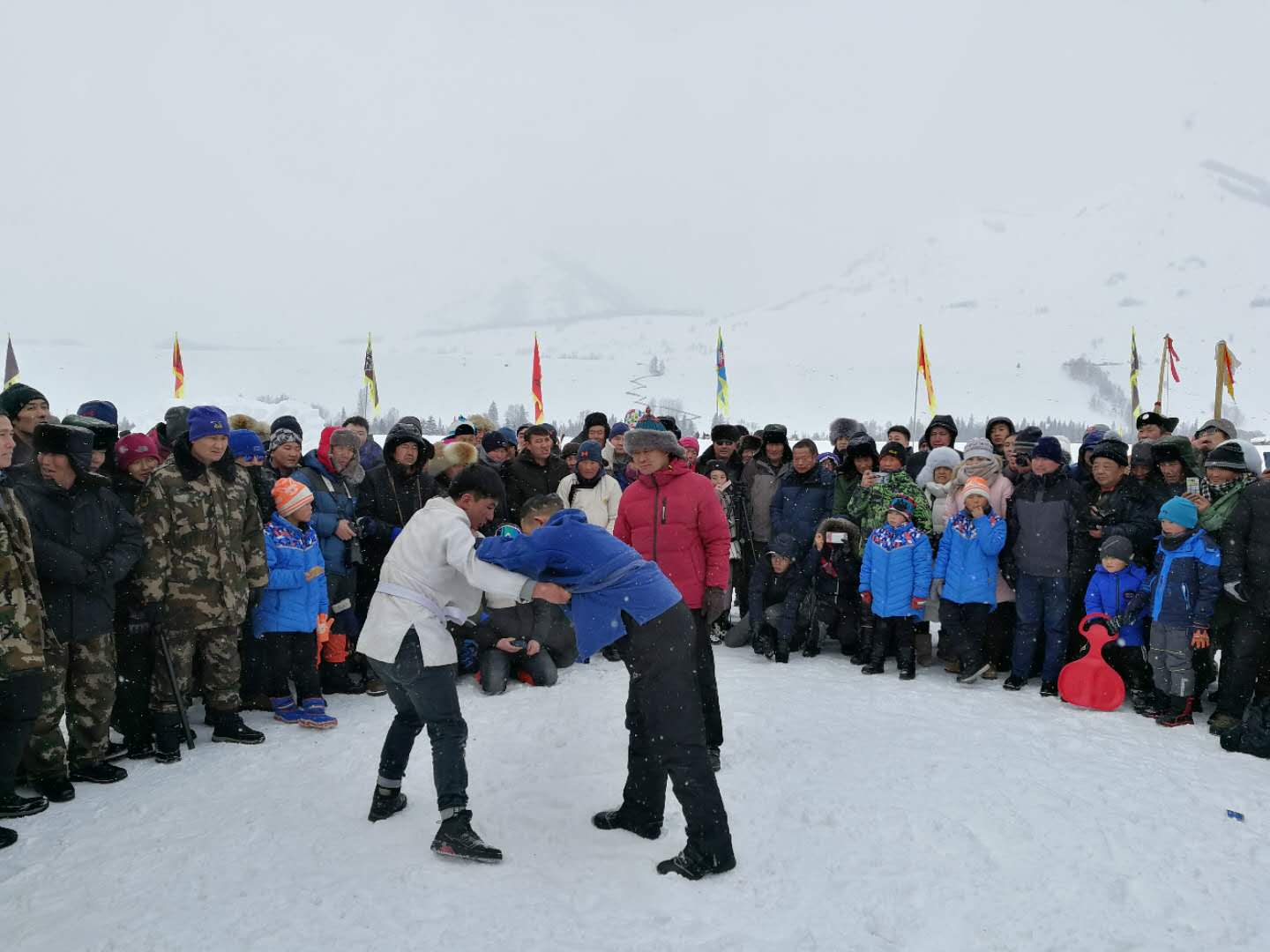喀納斯冰雪風情旅遊節暨潑雪狂歡節現場舉辦摔跤比賽 應江洪 攝
