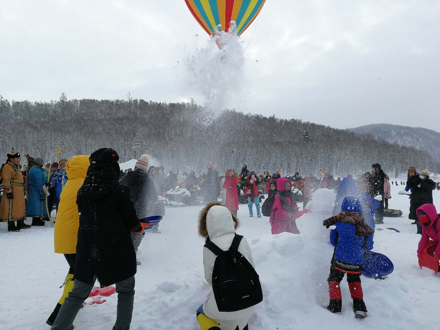 遊客在喀納斯冰雪風情旅遊節暨潑雪狂歡節現場互相潑雪祝福 應江洪 攝