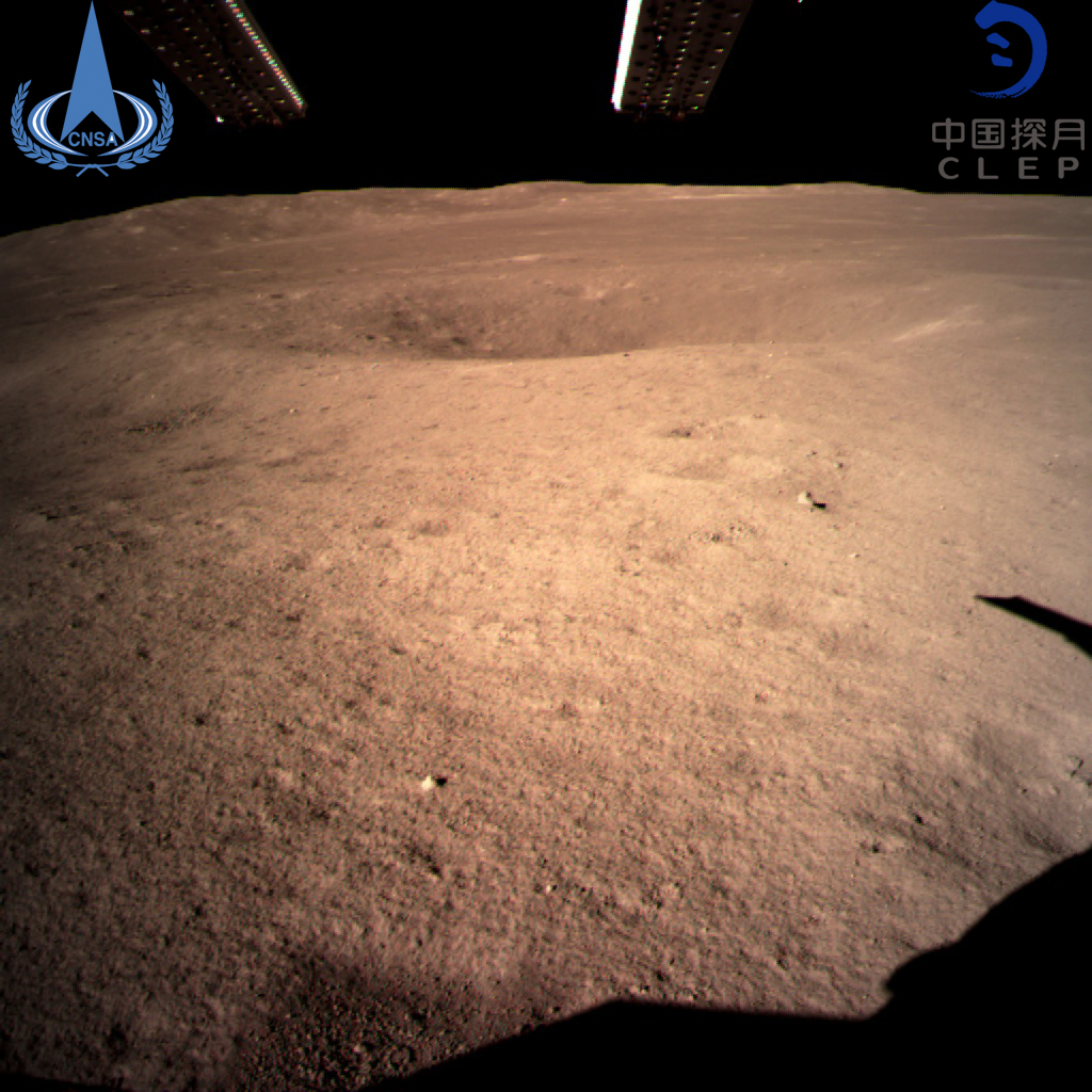 此圖片為嫦娥四號著陸器拍攝的著陸點南側月球背面圖像A巡視器將朝此方向駛向月球表面C國家航天局供圖