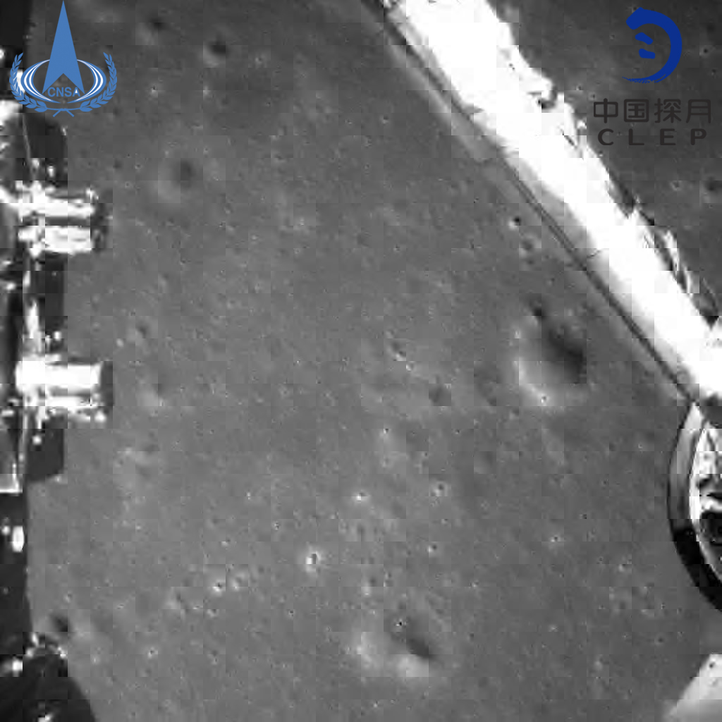 此圖片為嫦娥四號探測器動力下降過程降落相機拍攝的圖像C國家航天局供圖