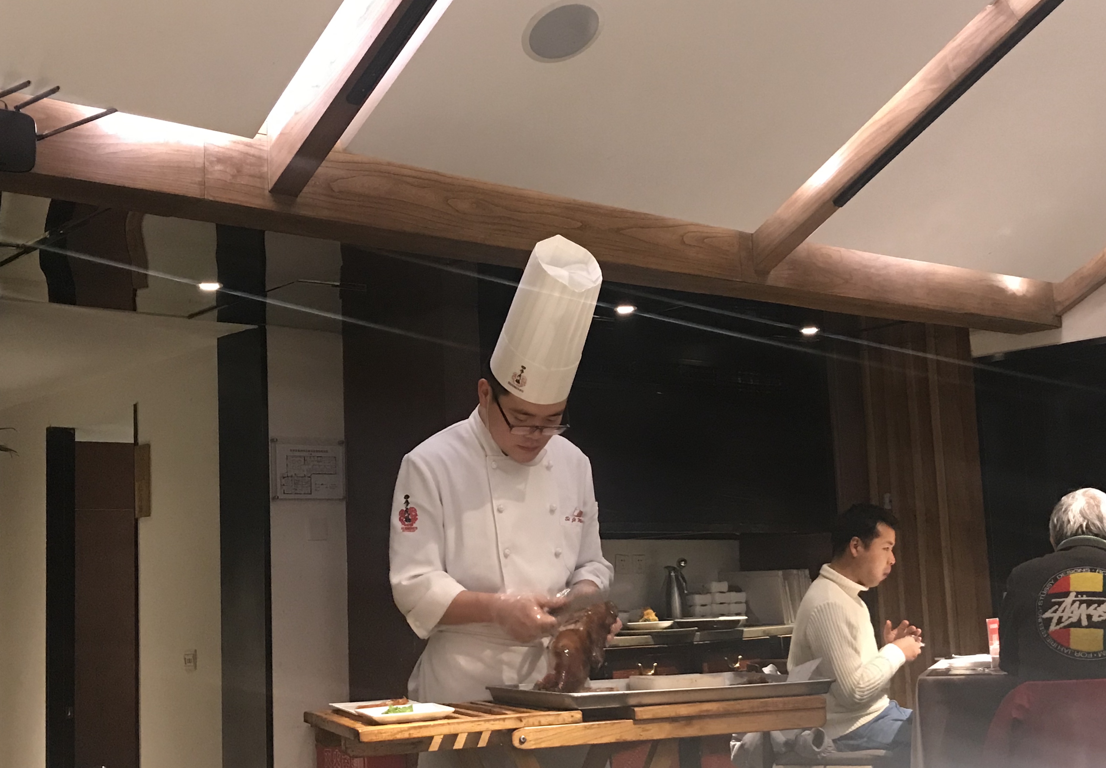 廚師給顧客片北京烤鴨