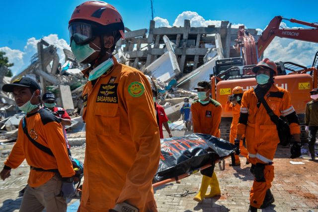 2018年10月1日A在印度尼西亞中蘇拉威西省帕盧市A救援人員從地震廢墟內搬出遇難者遺體C9月28日A印尼中蘇拉威西省發生7.4級地震並引發海嘯C新華社發(伊克巴爾P盧比斯攝)