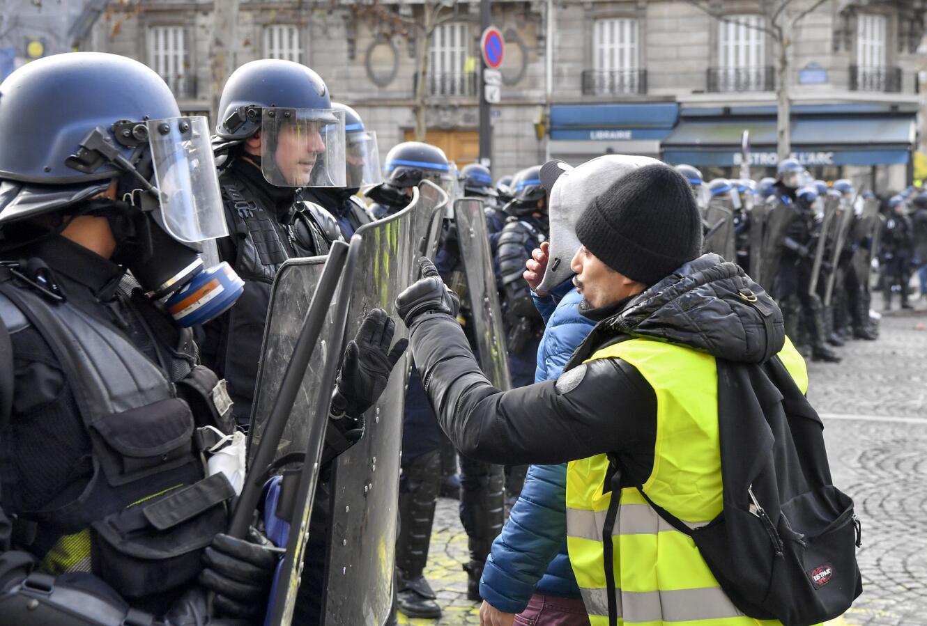 2018年12月8日Au黃馬甲v示威者在法國巴黎與警方對峙C新華社記者陳益宸攝