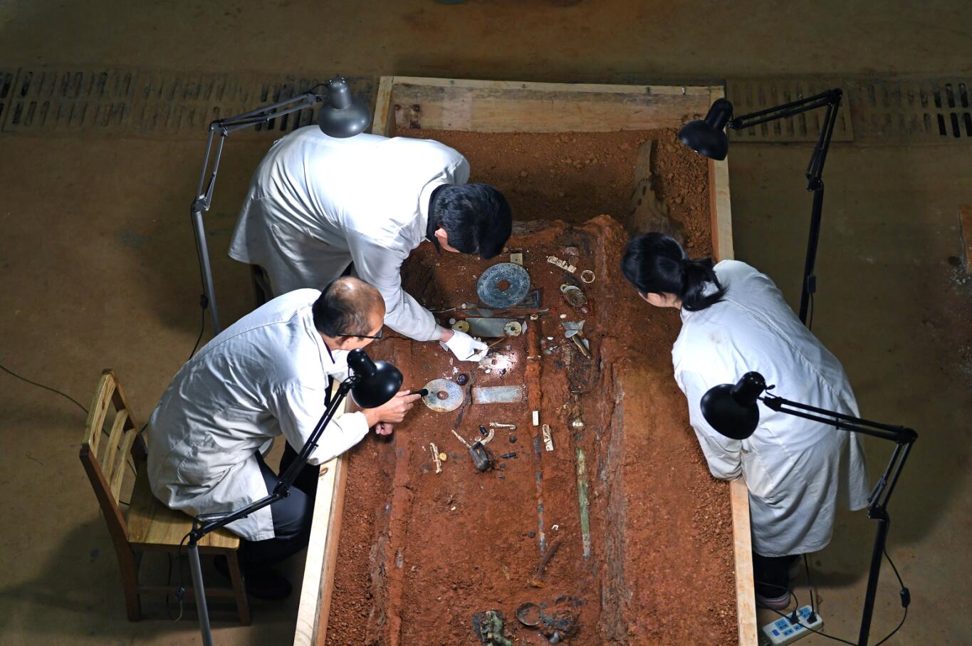 2018年1月25日A考古工作人員對海昏侯墓園五號墓的內棺進行清理工作C新華社記者 萬象 攝