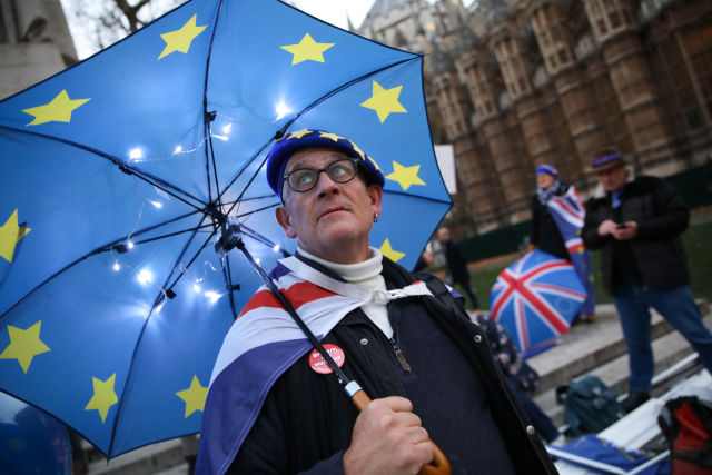 2018年12月10日A一名反對u脫歐v協議的男子在英國倫敦的議會大廈外示威C新華社發(喬P紐曼攝)