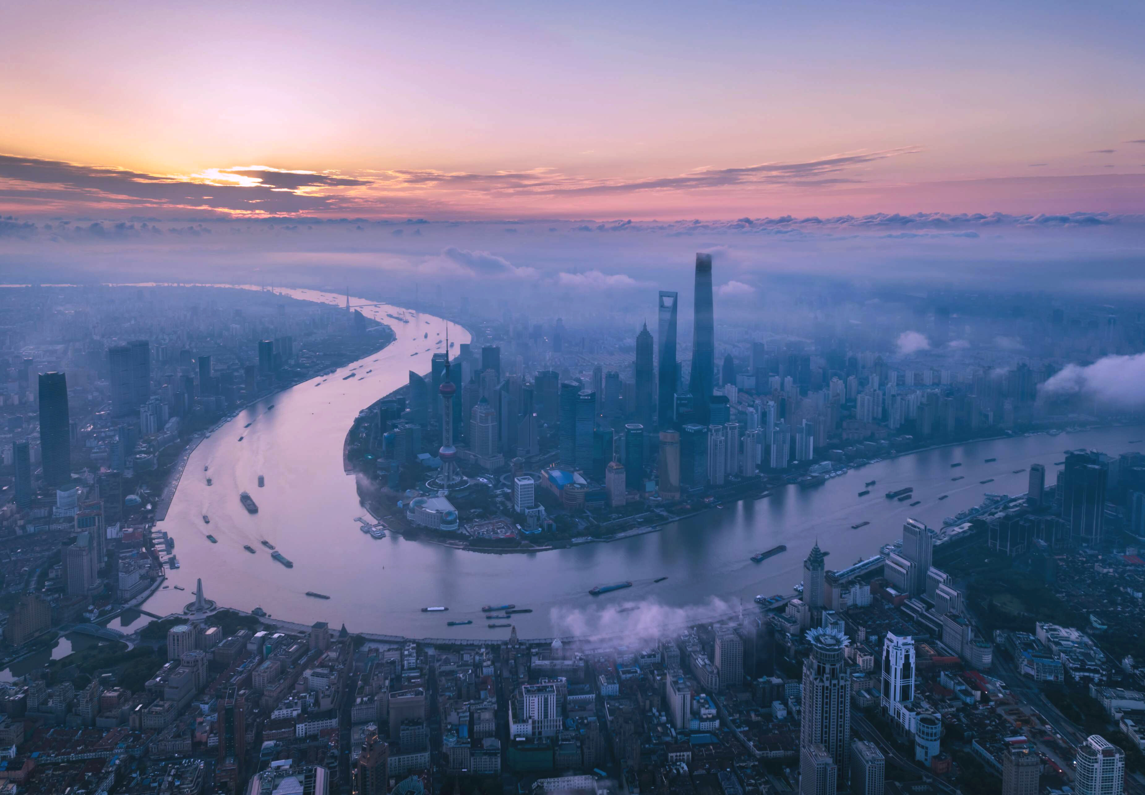 晨光中的上海陸家嘴(2018年6月21日無人機拍攝)C新華社記者 任瓏 攝