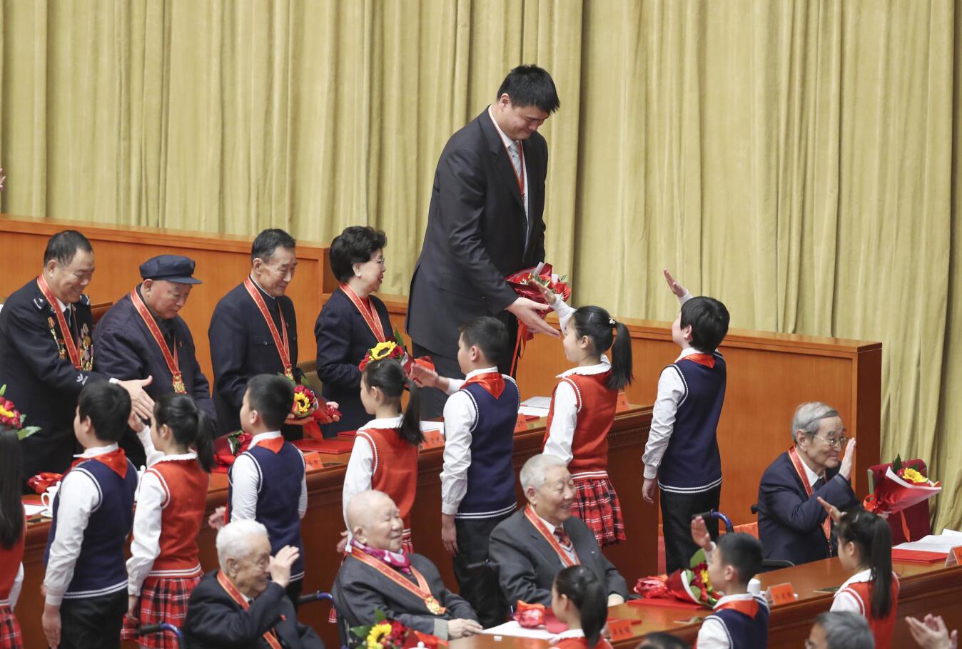2018年12月18日A在北京舉行的慶祝改革開放40周年大會上A獲得改革先鋒稱號的姚明等接受少先隊員獻花C新華社記者 殷剛 攝