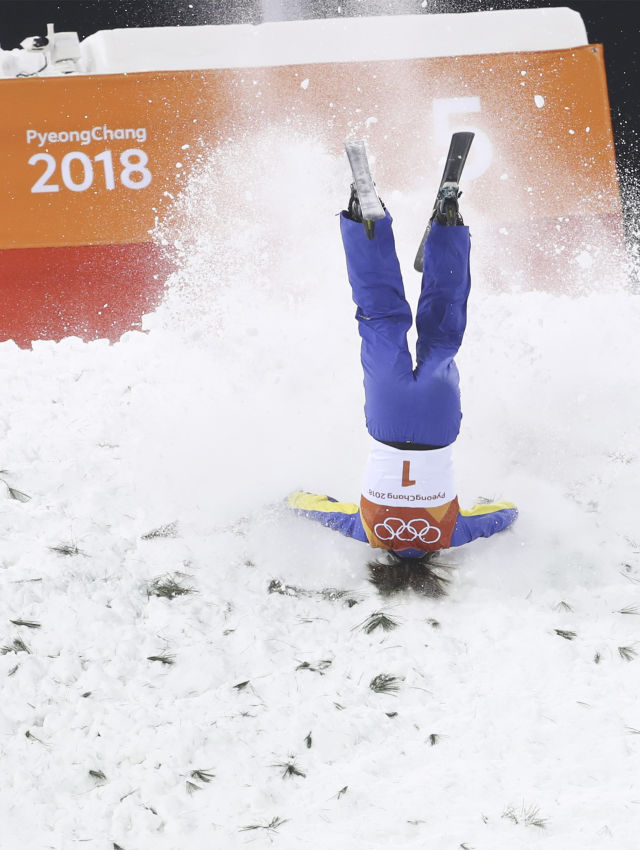 2018年2月16日A徐夢桃在比賽中發生失誤C當日A在鳳凰雪上公園舉行的2018年平昌冬奧會自由式滑雪女子空中技巧決賽中A中國選手徐夢桃以59.25分的成績排名第九位C 新華社記者李鋼攝