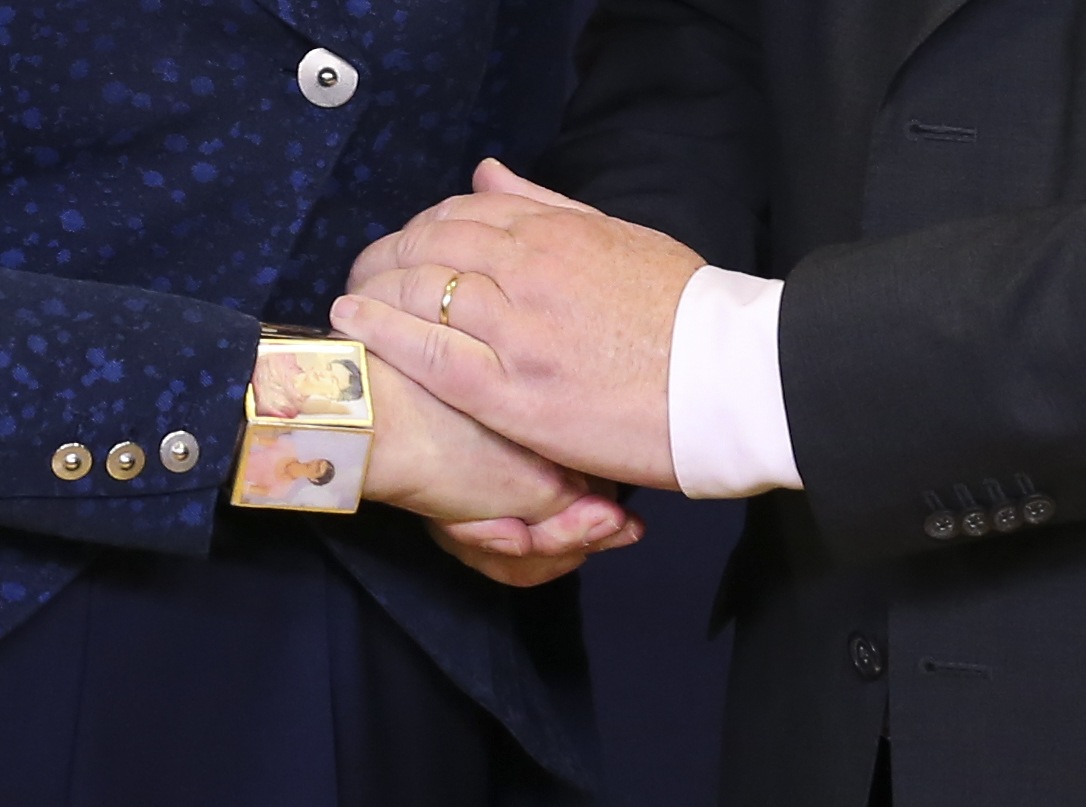 2018年11月25日A在比利時布魯塞爾A歐盟委員會主席容克(右)與英國首相特雷莎P梅握手C當日A歐盟成員國領導人正式通過此前與英國達成的u脫歐v協議C新華社記者葉平凡攝