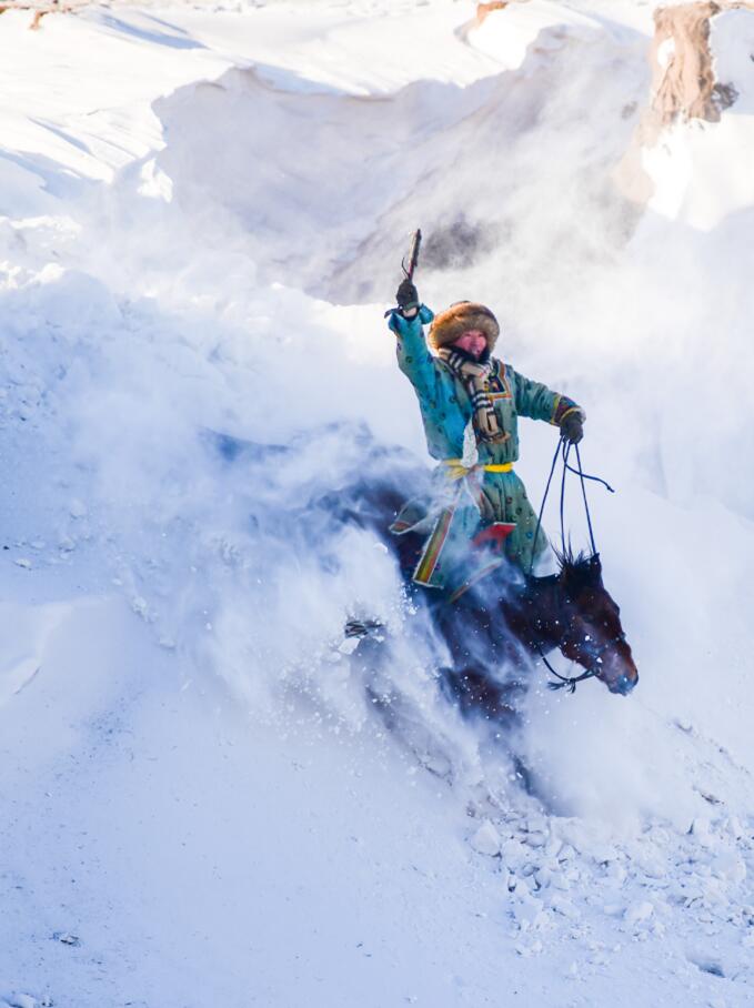 2018年1月18日A內蒙古錫林浩特市的牧民騎馬馳騁在雪原上C新華社記者 連振 攝