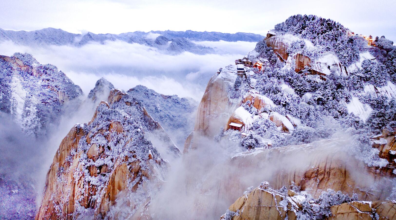 2018年11月17日無人機拍攝的華山雪景C新華社記者 陶明 攝