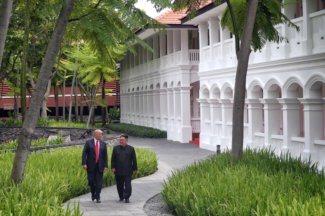 2018年6月12日A朝鮮最高領導人金正恩(右)與美國總統特朗普在新加坡舉行會晤C新華社發(新加坡通訊及新聞部供圖)