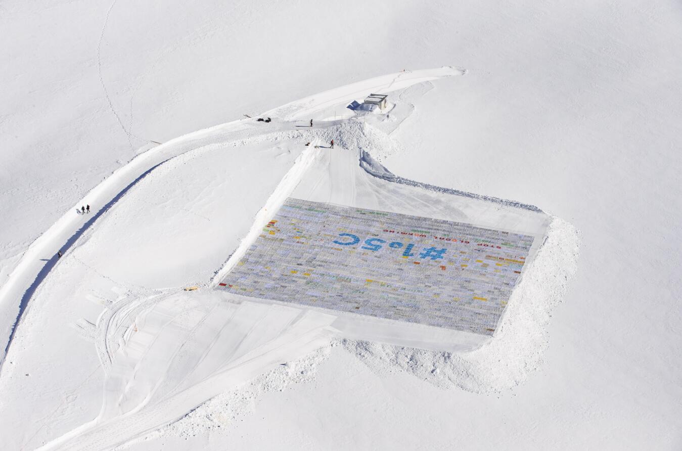 這是2018年11月16日拍攝的瑞士少女峰下阿萊奇冰川上的世界最大明信片C該明信片面積約2500平方米A旨在喚起人們對全球氣候變化的關注C新華社記者徐金泉攝