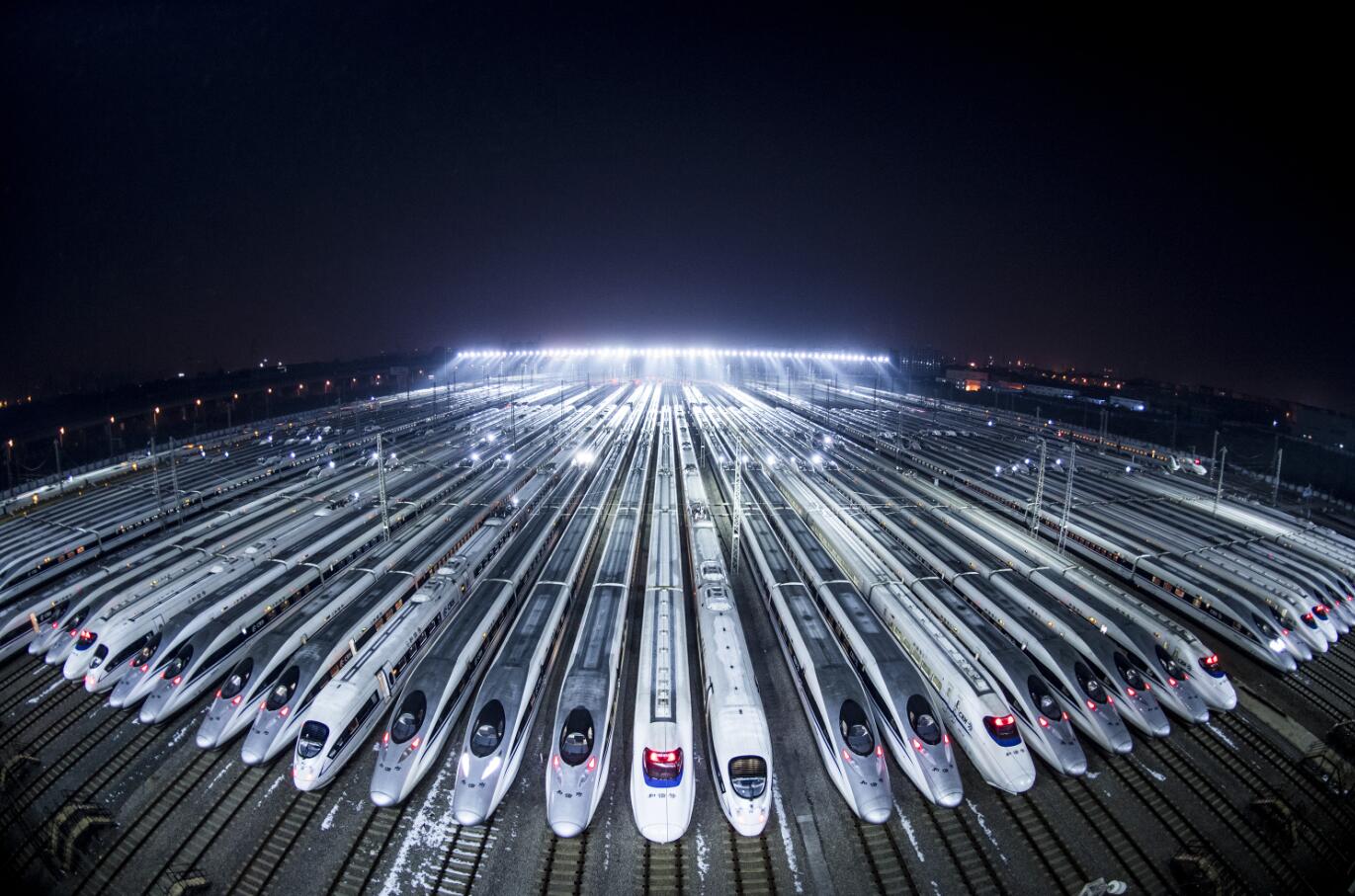 2018年2月1日凌晨A動車組列車停靠在武漢動車段的存車線上A準備進行檢修和保溫作業C新華社記者 肖藝九 攝