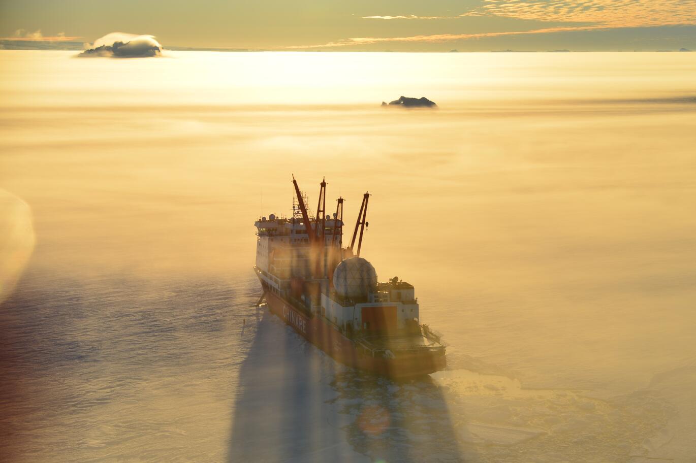 2018年1月3日Au雪龍v船行駛在霧氣繚繞的南極海冰中C新華社發(楊佃良 攝)