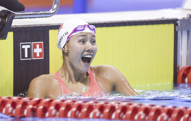 2018年8月21日A中國選手劉湘在第18屆亞運會女子50米仰泳決賽後慶祝C她以26秒98的成績奪冠並打破世界紀錄C 新華社記者李響攝